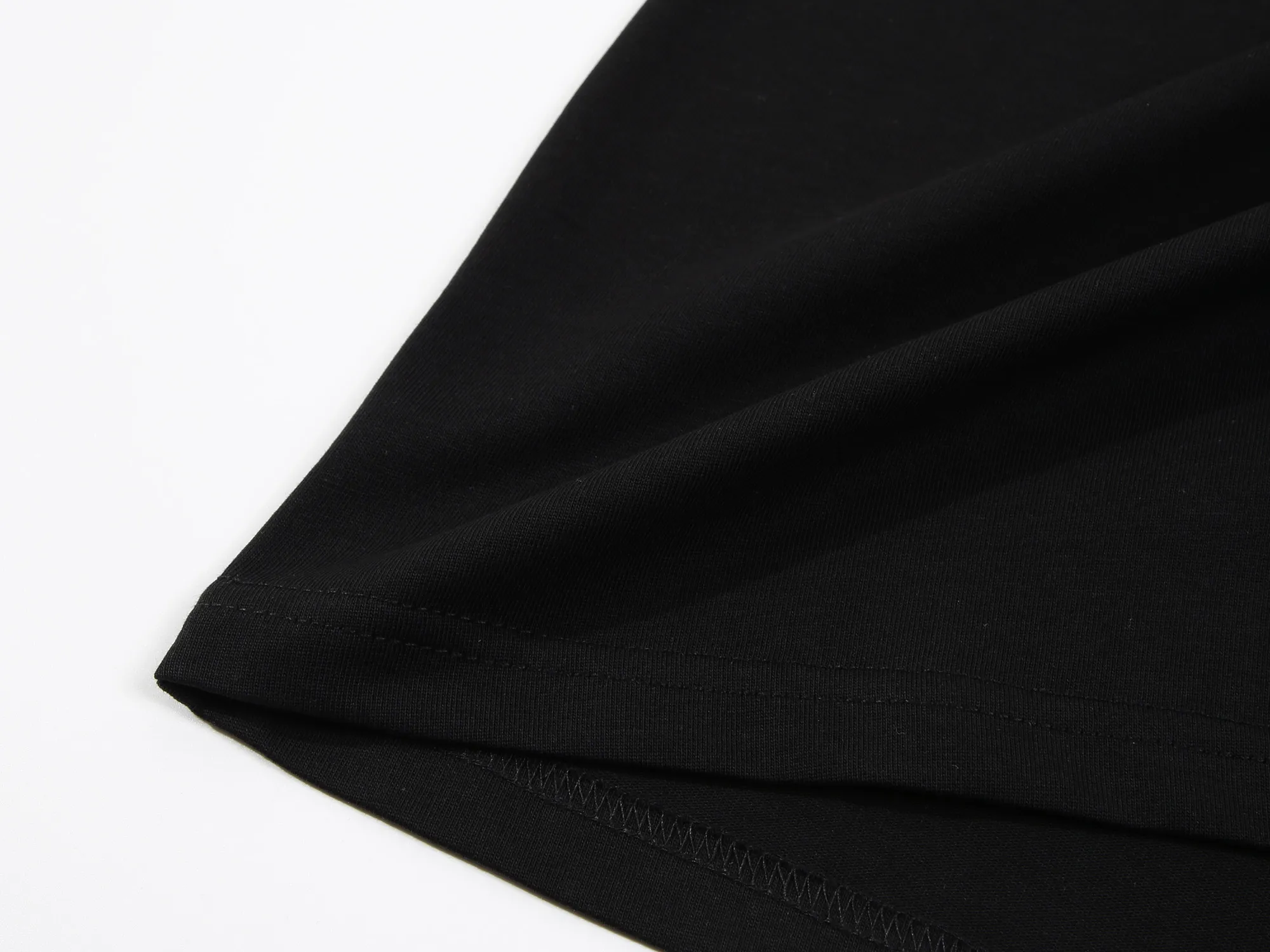 🅿️160 Stone Island Short Sleeve - Made of 280g double yarn pure cotton, the fabric color is custom-dyed and will not shrink or fade. Comfortable to the touch and super texture❤️Full set of accessories. A must-have for trendy men and trendy women, the classic off-shoulder slightly wide version is available exclusively from stock!           ⚠ Top version official website quality ❕ Color: White Black Size: S M L XL Crowd: Same style for men and women